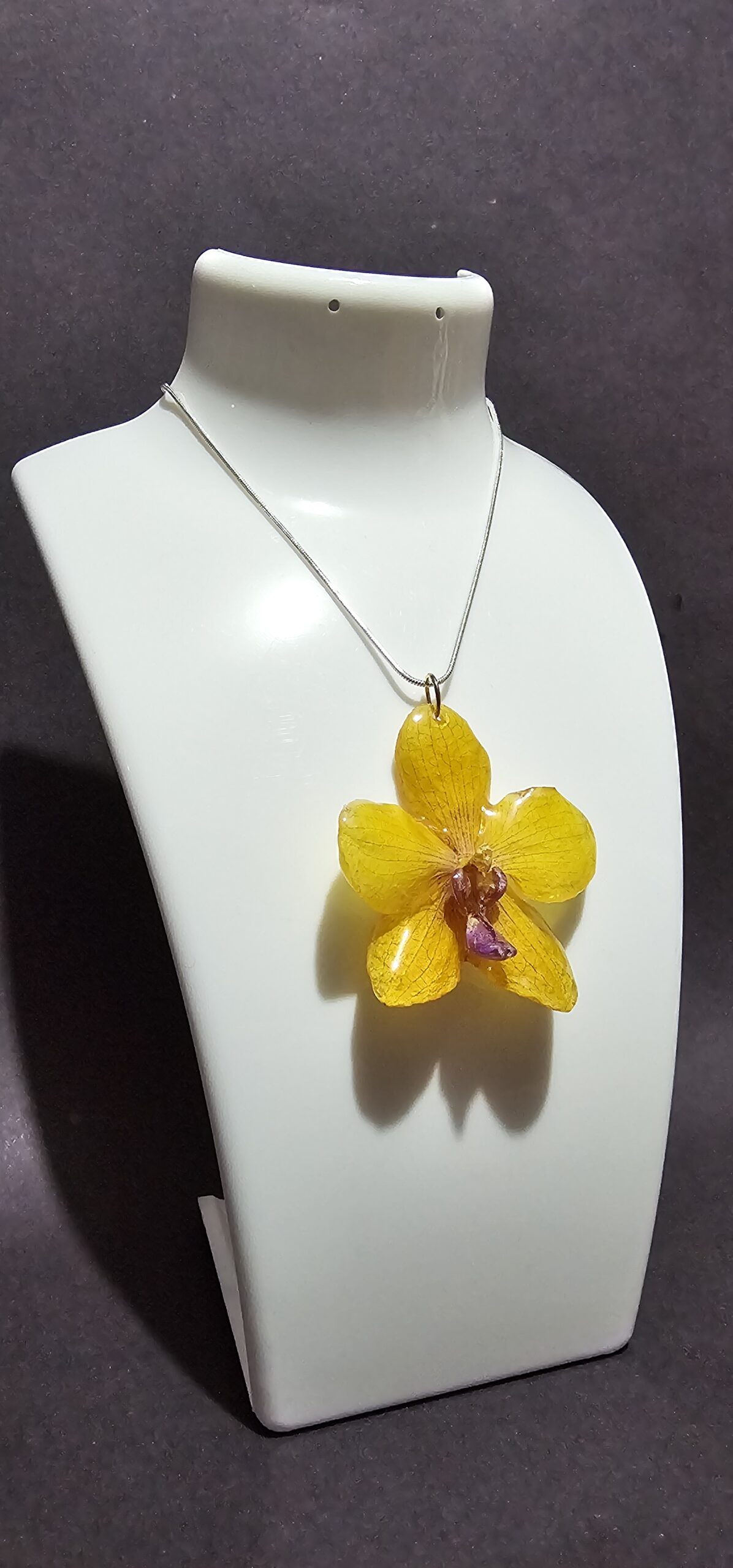 Dije de Orquídea Phanelopsis (Incluye Cadena de Plata 925) - Image 3