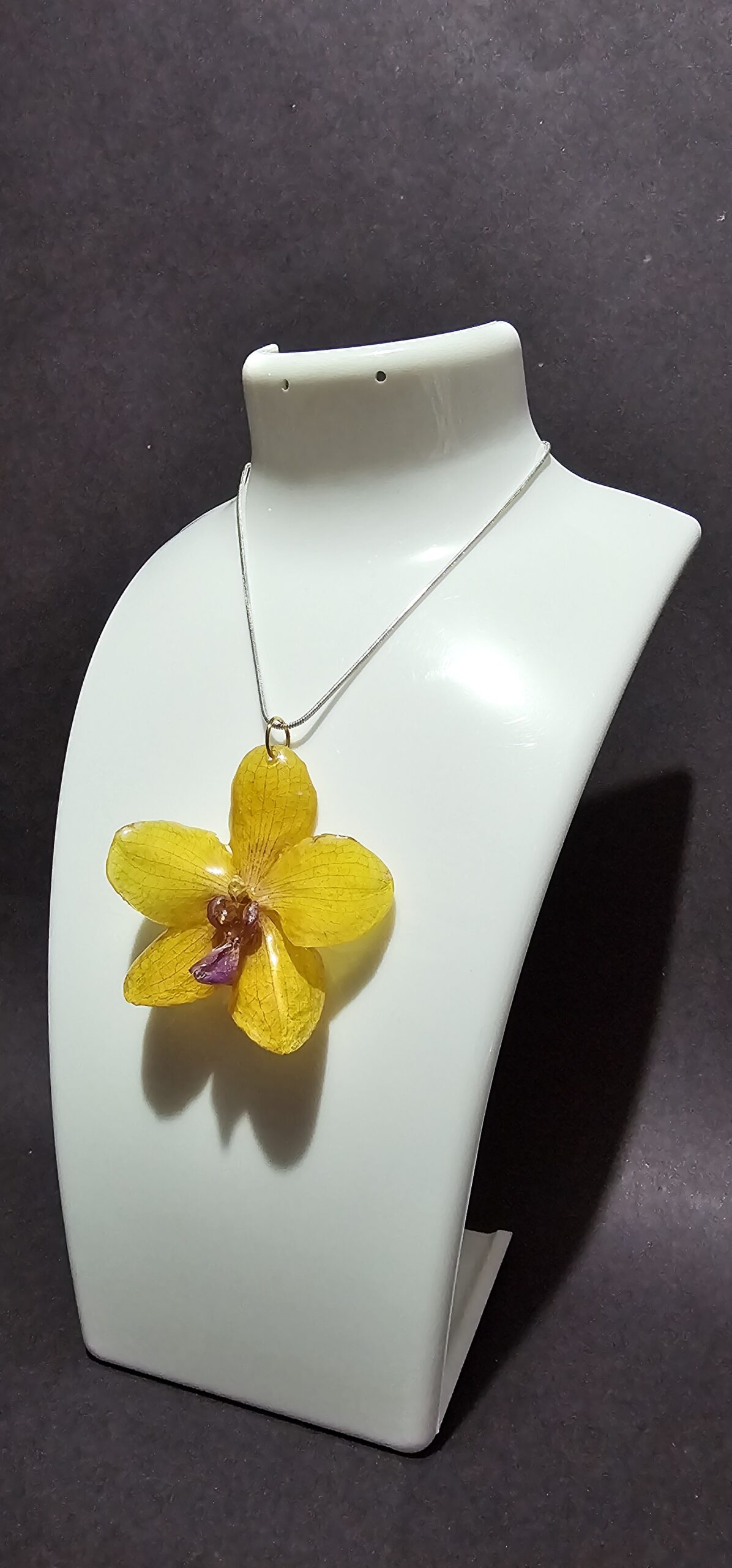 Dije de Orquídea Phanelopsis (Incluye Cadena de Plata 925) - Image 4