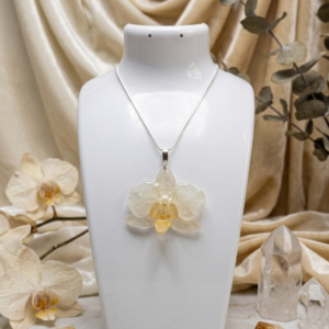 Dije de Orquídea (Incluye Cadena de Plata 925)