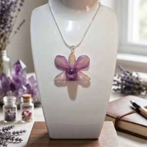 Dije de Orquídea (Incluye Cadena de Plata 925)